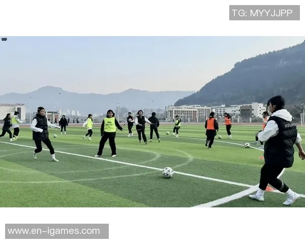 提升足球运动员竞技水平的体能教练训练方法与实践探讨